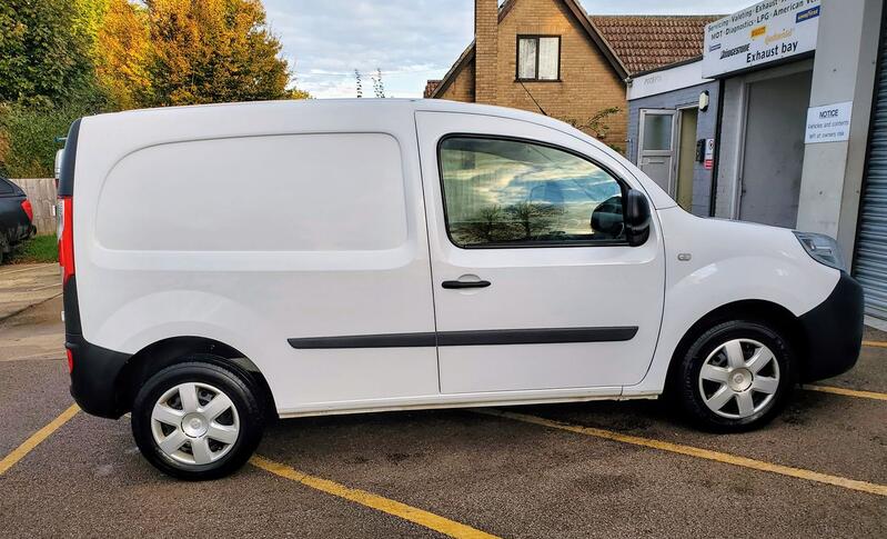 NISSAN NV250